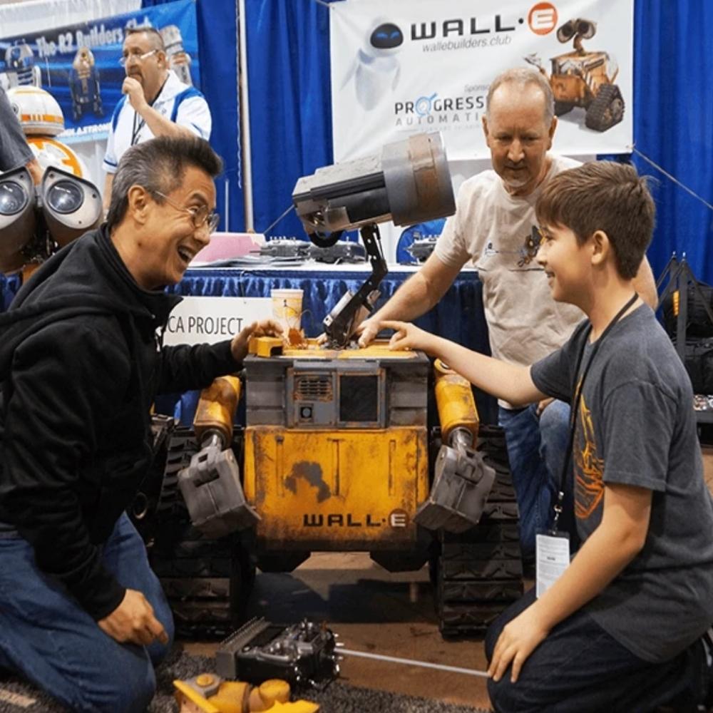 Rencontrez Wall-E, le personnage qui marche et parle, et ses créateurs !